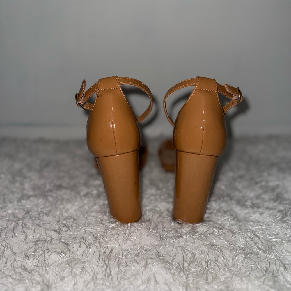 Y Not Womens Tan Patent Ankle Strap Block Heel Sandals Size 9M - Picture 3 of 8